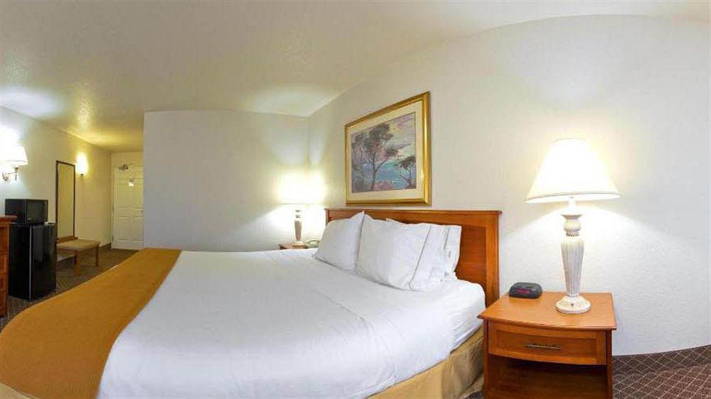 Holiday Inn Express Hotel & Suites Ames By Ihg Exterior foto